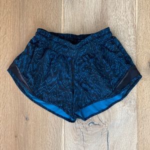 Lululemon hotty hot low rise 2.5" shorts